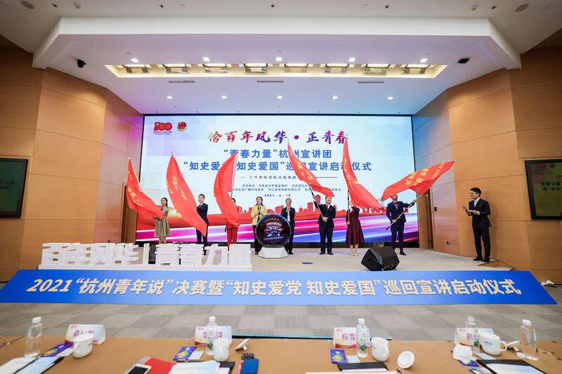 1月20日，河南，企鹅穿上定制花棉袄，迈着小步伐出来接客了